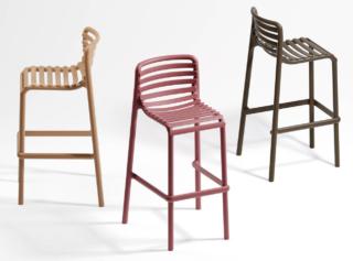 Resistente e performante lo sgabello da esterno Doga Stool di Nardi è completamente costruito in polipropilene fiberglass, da scegliere numerose varianti di colore, che lo rende leggero e maneggevole; inoltre, è impilabile, facilmente igienizzabile e totalmente riciclabile. Lo schienale garantisce un rilassante appoggio per il corpo. www.nardioutdoor.com Resistente e performante lo sgabello da esterno Doga Stool di Nardi è completamente costruito in polipropilene fiberglass, da scegliere numerose varianti di colore, che lo rende leggero e maneggevole; inoltre, è impilabile, facilmente igienizzabile e totalmente riciclabile. Lo schienale garantisce un rilassante appoggio per il corpo. www.nardioutdoor.com