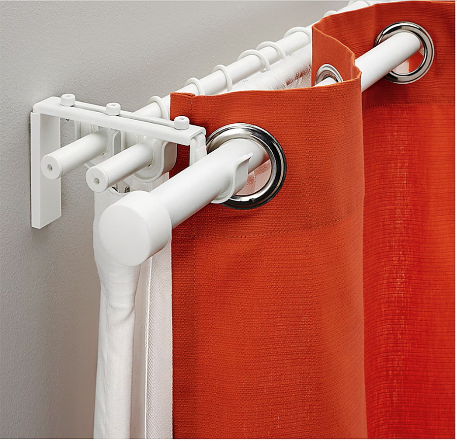 Il sistema Räcka/Hugad di Ikea permette di combinare più tende, lisce o plissettate. Regolabile in lunghezza, anche nero, costa 47,35 euro. www.ikea.com Il sistema Räcka/Hugad di Ikea permette di combinare più tende, lisce o plissettate. Regolabile in lunghezza, anche nero, costa 47,35 euro. www.ikea.com
