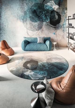 Fanno parte della collezione Renoir di Instabilelab il tappeto e la carta da parati coordinati, con un decoro floreale nei toni del verde e del grigio. I tappeti sono disponibili nei formati rettangolari e rotondo, con misure diverse. La tecnologia avanzata di stampa ad alta definizione consente di riprodurre un numero illimitato di colori e sfumature, ottenendo così soluzioni di qualità eccellente anche su un materiale morbido e taftato come il tappeto. Le grafiche  sono disponibili su supporto vinilico, Green (materiale senza PVC) e su fibra di vetro. www.instabilelab.com Fanno parte della collezione Renoir di Instabilelab il tappeto e la carta da parati coordinati, con un decoro floreale nei toni del verde e del grigio. I tappeti sono disponibili nei formati rettangolari e rotondo, con misure diverse. La tecnologia avanzata di stampa ad alta definizione consente di riprodurre un numero illimitato di colori e sfumature, ottenendo così soluzioni di qualità eccellente anche su un materiale morbido e taftato come il tappeto. Le grafiche  sono disponibili su supporto vinilico, Green (materiale senza PVC) e su fibra di vetro. www.instabilelab.com