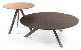 I tavolini Twiggy di Cantori sono composti da un piano rotondo rivestito in cuoio italiano, da scegliere fra due colorazioni, e da tre gambe inclinate in metallo. Il top è decorato da tre tagli sferici sulla circonferenza del piano. L'accurata lavorazione viene eseguita nei laboratori delle Marche. Misurano Ø 100 x H 35 cm e Ø 60 x H 51 cm. www.cantori.it I tavolini Twiggy di Cantori sono composti da un piano rotondo rivestito in cuoio italiano, da scegliere fra due colorazioni, e da tre gambe inclinate in metallo. Il top è decorato da tre tagli sferici sulla circonferenza del piano. L'accurata lavorazione viene eseguita nei laboratori delle Marche. Misurano Ø 100 x H 35 cm e Ø 60 x H 51 cm. www.cantori.it