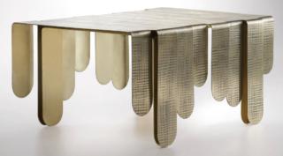 Il tavolino Xilo di De Castelli è una vera e propria scultura in metallo: la struttura è composta da lastre in ottone in spessore, stondate alle estremità e di lunghezze diverse, che sono applicate piegate e accostate in modo irregolare per dare vita ad un effetto ritmato. La superficie levigata di ogni elemento è decorata da una trama di impronte e di segni impressi, memoria di una lavorazione manuale che testimonia l'elevata capacità artigianale. www.decastelli.com Il tavolino Xilo di De Castelli è una vera e propria scultura in metallo: la struttura è composta da lastre in ottone in spessore, stondate alle estremità e di lunghezze diverse, che sono applicate piegate e accostate in modo irregolare per dare vita ad un effetto ritmato. La superficie levigata di ogni elemento è decorata da una trama di impronte e di segni impressi, memoria di una lavorazione manuale che testimonia l'elevata capacità artigianale. www.decastelli.com