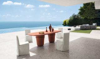 Ha un basamento scultoreo, che ricorda una serie di tazze impilate giapponesi, il tavolo outdoor della collezione Kasane di Gervasoni. Le basi del tavolo, realizzate in polimero espanso, e il piano in MDF sono rivestiti da un sottile strato di argilla in una colorazione terrosa, che gli dà un aspetto piacevolmente materico che garantisce una piacevole sensazione tattile. www.gervasoni1882.com Ha un basamento scultoreo, che ricorda una serie di tazze impilate giapponesi, il tavolo outdoor della collezione Kasane di Gervasoni. Le basi del tavolo, realizzate in polimero espanso, e il piano in MDF sono rivestiti da un sottile strato di argilla in una colorazione terrosa, che gli dà un aspetto piacevolmente materico che garantisce una piacevole sensazione tattile. www.gervasoni1882.com