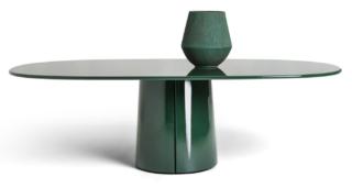 Il tavolo Mateo di Molteni è dotato di un piedistallo centrale con una forma cilindrica e conica, solcata in due nella verticale alla base, realizzato in laccato lucido o in essenza. La base conica è prodotta grazie ad uno stampo per compensato curvo. É disponibile nelle versioni ovale e rotondo e in misure diverse. Sono disponibili due nuove colorazioni: Pine Green e Almond White. www.moltenigroup.com Il tavolo Mateo di Molteni è dotato di un piedistallo centrale con una forma cilindrica e conica, solcata in due nella verticale alla base, realizzato in laccato lucido o in essenza. La base conica è prodotta grazie ad uno stampo per compensato curvo. É disponibile nelle versioni ovale e rotondo e in misure diverse. Sono disponibili due nuove colorazioni: Pine Green e Almond White. www.moltenigroup.com