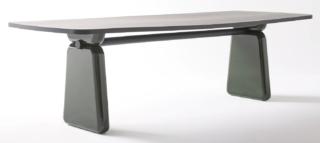 Il tavolo rettangolare Lito di Nube ha una base scultorea composta da due imponenti sostegni sagomati in laccato da scegliere fra numerose varianti di colore. Il piano è disponibile in essenze diverse: Noce canaletto, Frassino nero verniciato a poro aperto e Rovere naturale. Misura L 210/260 x P 105 x H 75 cm. www.nubeitalia.com Il tavolo rettangolare Lito di Nube ha una base scultorea composta da due imponenti sostegni sagomati in laccato da scegliere fra numerose varianti di colore. Il piano è disponibile in essenze diverse: Noce canaletto, Frassino nero verniciato a poro aperto e Rovere naturale. Misura L 210/260 x P 105 x H 75 cm. www.nubeitalia.com