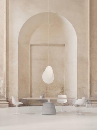 Il tavolo Rock Table di MDF Italia è caratterizzato da un solido basamento centrale, di forma conica, realizzato in cemento su cui poggia il sottile piano dagli angoli smussati disponibile in legno di rovere sbiancato, tinto scuro o noce canaletto. www.mdfitalia.com Il tavolo Rock Table di MDF Italia è caratterizzato da un solido basamento centrale, di forma conica, realizzato in cemento su cui poggia il sottile piano dagli angoli smussati disponibile in legno di rovere sbiancato, tinto scuro o noce canaletto. www.mdfitalia.com