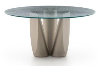 Un basamento scenografico e scultoreo, composto da tre cilindri uniti e disposti a 120° che ricordano i tronchi che nascono dalla terra, per il tavolo Sentei di Ditre Italia. Il piano è disponibile in numerose varianti tra cui i cristalli materici con effetto cracklé. www.ditreitalia.com Un basamento scenografico e scultoreo, composto da tre cilindri uniti e disposti a 120° che ricordano i tronchi che nascono dalla terra, per il tavolo Sentei di Ditre Italia. Il piano è disponibile in numerose varianti tra cui i cristalli materici con effetto cracklé. www.ditreitalia.com