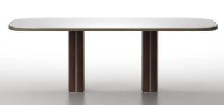 Ha il piano con gli angoli smussati il tavolo Trafalgar Table di Horm che è disponibile in due formati; il basamento con la forma di un parallelepipedo è realizzato in legno e poggia su una piastra metallica. www.horm.it Ha il piano con gli angoli smussati il tavolo Trafalgar Table di Horm che è disponibile in due formati; il basamento con la forma di un parallelepipedo è realizzato in legno e poggia su una piastra metallica. www.horm.it