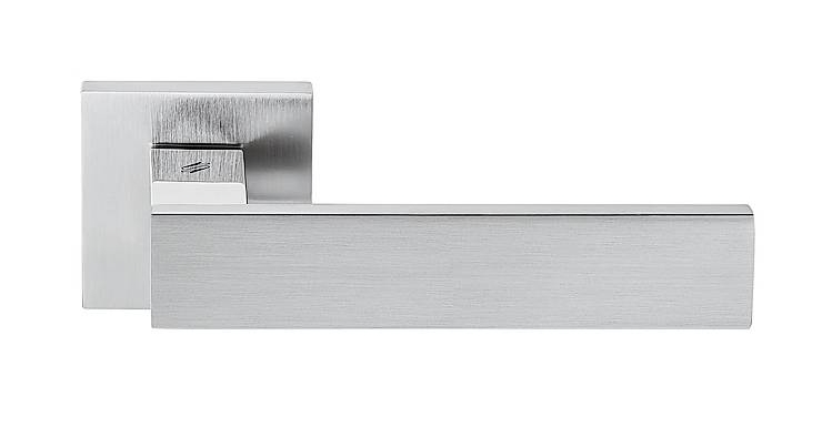 Squadrata, Alba di Colombo Design è in ottone, disponibile nelle finiture Cromo/Cromat, Grafite/Grafite Mat e Cromo/Neromat, con o senza bocchetta. Misura 13,5 cm. Quella in foto, colore Cromo/Cromat, su rosetta e senza bocchetta, costa 89,20 euro + Iva. colombodesign.com