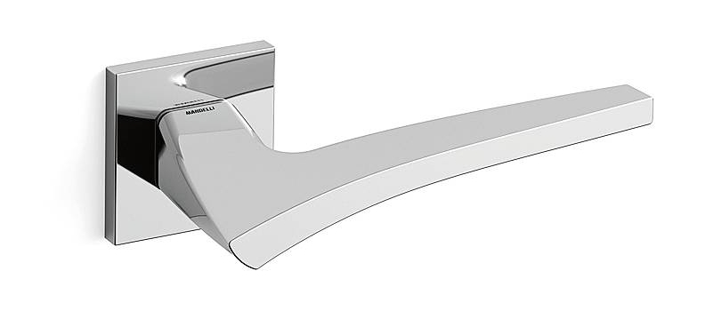 Dal design essenziale, in fusione di ottone con finitura cromo lucida, Astrid di Mandelli1953 è disponibile anche con finitura cromo satinato, nickel satinato, grafite e oro lucido o satinato. La coppia per porta con bocchetta  costa 105 euro + Iva. www.mandelli.it