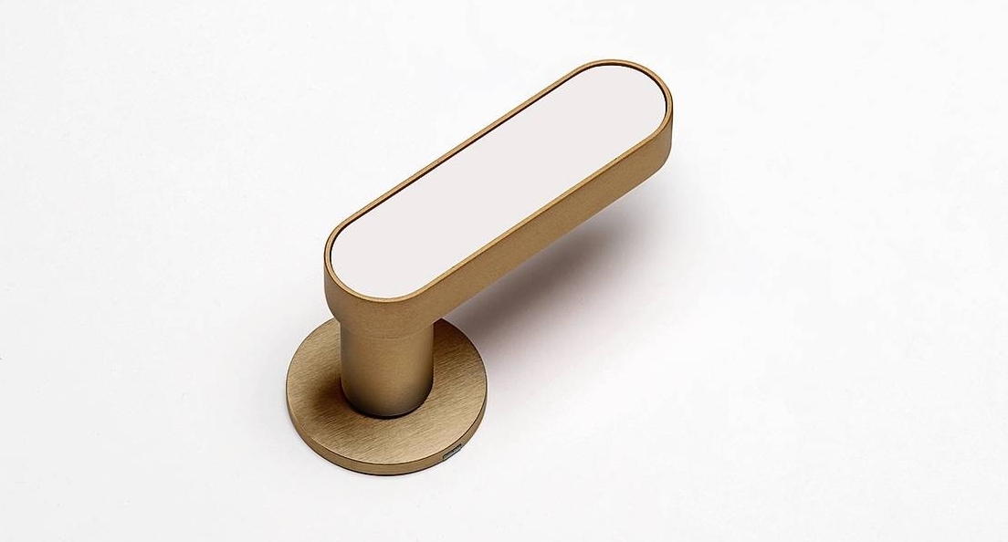 Design Elena Salmistraro, Crisalide Mini di Dnd è in alluminio finitura oro satinato, con inserto in porcellana bianca. Misura 10,3 x P 5 cm. Costa 219,10 euro. www.dndhandles.it