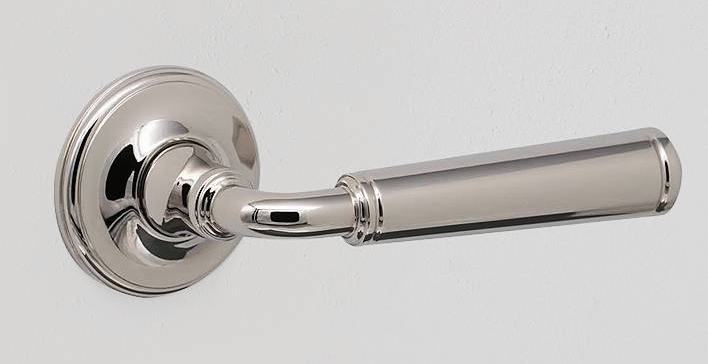 In stile inglese rétro, realizzata in ottone con finitura Nichel Lucido e meccanismo a molla, Digby di Corston può essere abbinata a qualsiasi tipo di chiavistello. Misura 11 x P 6,5 cm (rosetta Ø 55 mm). Costa 117,12 euro. www.corston.it