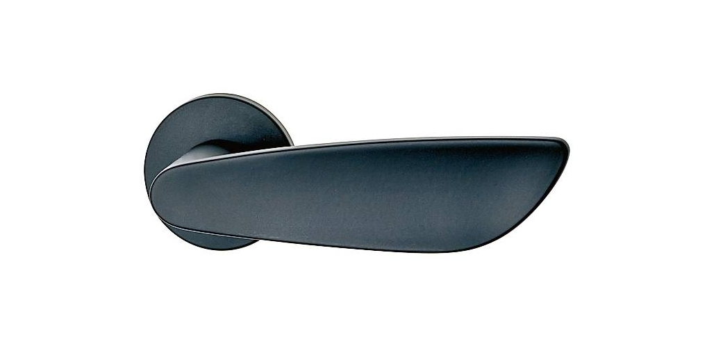 Nuovo design per Farfalla di Ghidini, l'iconica maniglia con rosetta e bocchetta tonda, dall'impugnatura ampia ed ergonomica. Misura 12,3 x P 4 cm e costa 54,49 euro + Iva. www.ghidini.com