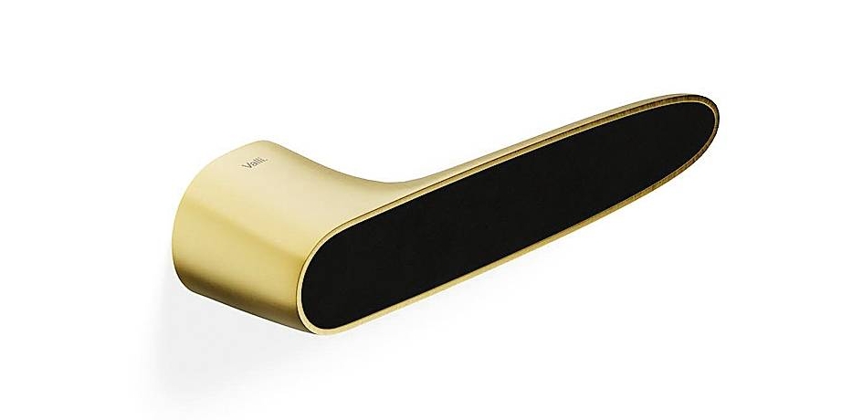 Eleganza rétro per H 374 di Fusital con inserto goffrato nero o metallo grezzo, o personalizzabile. In ottone, può avere finitura Cromosat, Orsatop, Cromosat/Inserto grezzo, Cromosat/Inserto nero, Orsatop/Inserto grezzo, Orsatop/Inserto nero. Misura 15,1 x P 4,4 cm. Costa a partire da 243,20 + Iva. www.vallihandles.com