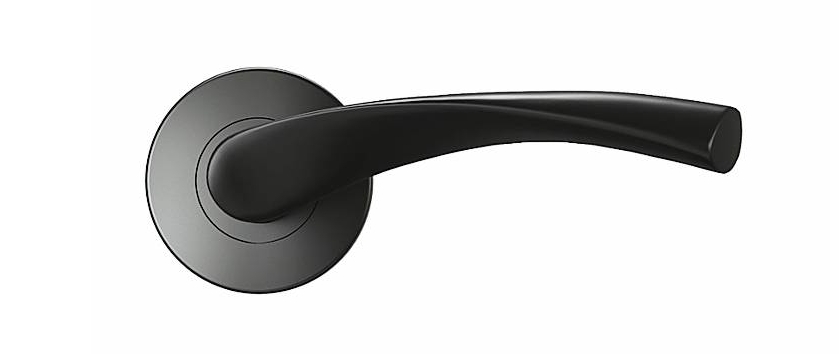 Inspire di Leroy Merlin  su rosetta e bocchetta a rosa è in alluminio dipinto, dotata di molla di ritorno che permette alla maniglia di tornare in posizione orizzontale in autonomia. Misura 12 x P 1,5 cm e costa 16,49 euro. www.leroymerlin.it