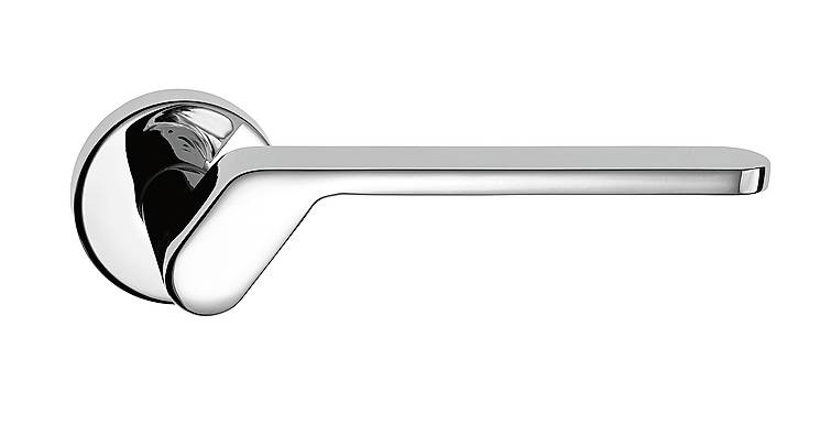 Modello classico degli anni ’70 dai tratti grafici, Sigma di Frascio nella nuova edizione del 2023 è proposta nelle finiture Cromo lucido e satinato, Ottone Satinato Verniciato, Nickel satinato verniciato, Nero opaco, Bronzo trend e Antico Opaco. Misura 14 cm. Con finitura cromo lucido costa 91 euro (la coppia). www.frascio.it