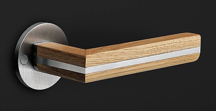 Con molla a doppio movimento su rosetta, il modello Two di Formani® è realizzato in acciaio inox satinato con inserti in legno di rovere naturale. Misura 12 cm. Costa 243,28 + Iva. formani.com