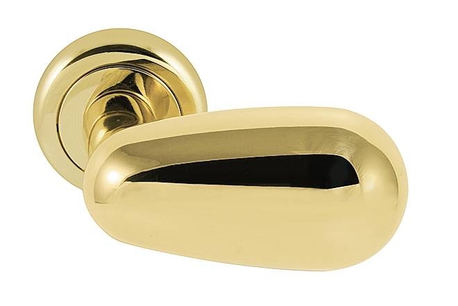 In ottone lucido su rosetta tonda, Uovo by Forme di Frosio Bortolo misura 12,5 cm e costa 65 euro + Iva. www.frosiobortolo.it