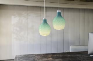 Le lampade della collezione Philips MyCreation Coastal Breeze di Signify, frutto dell’utilizzo della tecnica del 3D printing applicata al mondo dell’illuminazione, si distinguono per le linee morbide e organiche e per il colore verde-blu tipico delle reti da pesca che, grazie ad un innovativo processo di economia circolare, vedono così una nuova luce. Disponibili in quattro nuove texture esclusive firmate dalla designer tessile Aleksandra Gaca e ispirate alla bellezza dei paesaggi marini, le lampade Coastal Breeze illuminano gli ambienti in cui vengono posizionate di una luce rilassante e diffusa nelle tenui sfumature del verde e del blu. Le differenti texture e le piccole irregolarità dovute al materiale di partenza rendono inoltre ogni lampada un pezzo unico e originale. www.signify.com/it-it - Fuosisalone, ‘Masterly – The Dutch in Milano’, Palazzo dei Giureconsulti, Piazza dei Mercanti 2, Milano Le lampade della collezione Philips MyCreation Coastal Breeze di Signify, frutto dell’utilizzo della tecnica del 3D printing applicata al mondo dell’illuminazione, si distinguono per le linee morbide e organiche e per il colore verde-blu tipico delle reti da pesca che, grazie ad un innovativo processo di economia circolare, vedono così una nuova luce. Disponibili in quattro nuove texture esclusive firmate dalla designer tessile Aleksandra Gaca e ispirate alla bellezza dei paesaggi marini, le lampade Coastal Breeze illuminano gli ambienti in cui vengono posizionate di una luce rilassante e diffusa nelle tenui sfumature del verde e del blu. Le differenti texture e le piccole irregolarità dovute al materiale di partenza rendono inoltre ogni lampada un pezzo unico e originale. www.signify.com/it-it - Fuosisalone, ‘Masterly – The Dutch in Milano’, Palazzo dei Giureconsulti, Piazza dei Mercanti 2, Milano