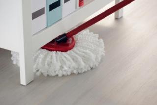 Sistema lavapavimenti Vileda Turbo Smart: lo snodo pieghevole a 180° permette al fiocco di raggiungere i punti difficili.