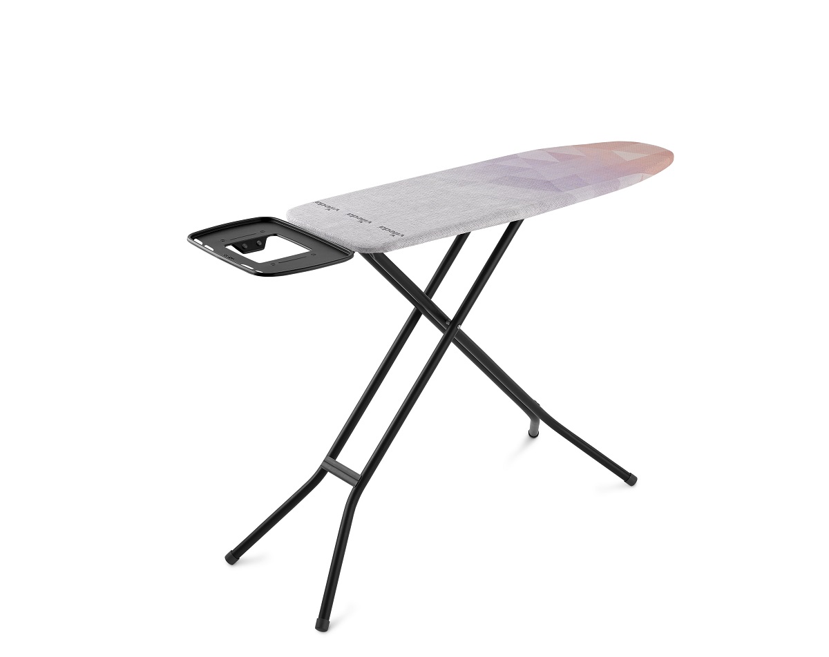 Vileda Diamond è un asse da stiro dal design elegante grazie alla sua struttura in acciaio nero opaco. La sua caratteristica distintiva è il copriasse rivestito in biossido di titanio, che garantisce una grande resistenza al calore, rendendolo  resistente a ingiallimenti e bruciature. È disponibile con piano stiro di dimensioni 120x38 cm e con un poggiaferro in formato XXL. Diamond rappresenta una scelta sostenibile: il piano stiro è composto per il 54% da acciaio riciclato ed è riciclabile al 96%. www.vileda.it Vileda Diamond è un asse da stiro dal design elegante grazie alla sua struttura in acciaio nero opaco. La sua caratteristica distintiva è il copriasse rivestito in biossido di titanio, che garantisce una grande resistenza al calore, rendendolo  resistente a ingiallimenti e bruciature. È disponibile con piano stiro di dimensioni 120x38 cm e con un poggiaferro in formato XXL. Diamond rappresenta una scelta sostenibile: il piano stiro è composto per il 54% da acciaio riciclato ed è riciclabile al 96%. www.vileda.it