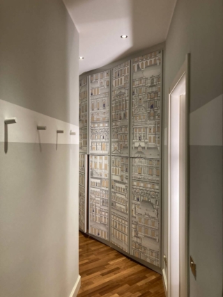 armadio con ante rivestite in carta e profili legno