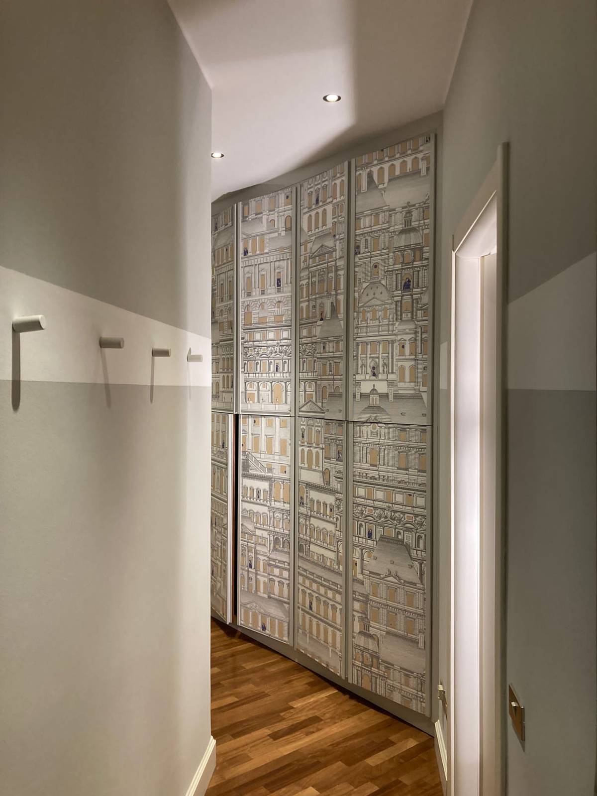 armadio con ante rivestite in carta e profili legno