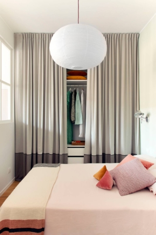 armadio chiuso da una tenda