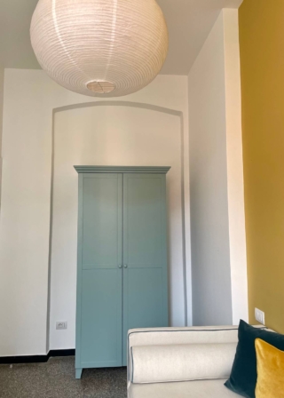 armadio stile rétro dipinto di azzurro