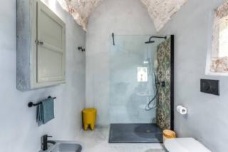 bagno doccia rubinetteria nera doccia cementine parete