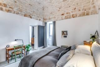 camera mini nicchia decorativa e scrivania