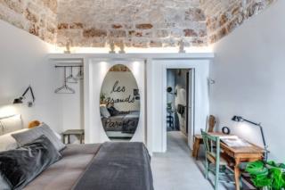 camera struttura muratura in tre parti con piano in alto illuminato con oggetti