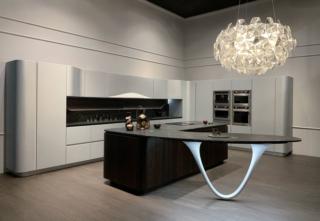 In occasione della Milano Design Week Snaidero presenta la riedizione della cucina Ola, un'icona del design fin dagli anni '90 in grado di sfidare il passare del tempo, riproposta con nuove finiture e materiali. Le ante sono realizzate in laccato opaco micalizzato argento con profili delle gole in laccato opaco Grigio Urano. L'isola in legno di Eucalipto affumicato ha la gamba-scultura in vetroresina nella finitura micalizzato argento. I piani sono in quarzo opaco Planet Pluto. www.snaidero.com - Fuorisalone, zona Brera, Piazza San Marco 1, Milano In occasione della Milano Design Week Snaidero presenta la riedizione della cucina Ola, un'icona del design fin dagli anni '90 in grado di sfidare il passare del tempo, riproposta con nuove finiture e materiali. Le ante sono realizzate in laccato opaco micalizzato argento con profili delle gole in laccato opaco Grigio Urano. L'isola in legno di Eucalipto affumicato ha la gamba-scultura in vetroresina nella finitura micalizzato argento. I piani sono in quarzo opaco Planet Pluto. www.snaidero.com - Fuorisalone, zona Brera, Piazza San Marco 1, Milano