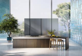 Un importante restyling, che garantisce un ampliamento della gamma compositiva e una rinnovata modularità, per la cucina Sei di Euromobil presentata durante la Milano Design Week. La grande isola con piano snack è dotata di un top e di un cassetto frontale in acciaio inox invecchiato e di ante frontali in castagno sabbiato nella finitura dark; le colonne a parete sono in laccato anodizzato grey. www.gruppoeuromobil.com – Flagship Store, Corso Monforte 30/3 Un importante restyling, che garantisce un ampliamento della gamma compositiva e una rinnovata modularità, per la cucina Sei di Euromobil presentata durante la Milano Design Week. La grande isola con piano snack è dotata di un top e di un cassetto frontale in acciaio inox invecchiato e di ante frontali in castagno sabbiato nella finitura dark; le colonne a parete sono in laccato anodizzato grey. www.gruppoeuromobil.com – Flagship Store, Corso Monforte 30/3