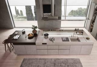 La cucina Sign è protagonista nel rinnovato showroom di Ernestomeda durante le giornate del Fuorisalone: l'imponente isola attrezzata ha il piano di lavoro in Stone+ nella finitura Nevada con la zona cottura e lavello integrate. È presente il sistema Bridge sopratop nella finitura Lucem; la pratica penisola scorrevole Move-on Plus, con il piano in Hi-melamine Noce Canyon, consente di consumare pasti veloci. www.ernestomeda.com – Fuorisalone, Showroom Ernestomeda Milano, Via Larga 9, Milano La cucina Sign è protagonista nel rinnovato showroom di Ernestomeda durante le giornate del Fuorisalone: l'imponente isola attrezzata ha il piano di lavoro in Stone+ nella finitura Nevada con la zona cottura e lavello integrate. È presente il sistema Bridge sopratop nella finitura Lucem; la pratica penisola scorrevole Move-on Plus, con il piano in Hi-melamine Noce Canyon, consente di consumare pasti veloci. www.ernestomeda.com – Fuorisalone, Showroom Ernestomeda Milano, Via Larga 9, Milano