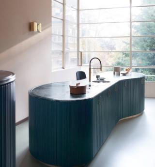 Durante la Milano DesignWeek sarà esposta Tangram di Cesar, la cucina caratterizzata da linee morbide e sinuose, dettate da un raggio variabile che dà vita a forme geometriche accostabili tra loro che in alcuni punti si restringono per non occupare troppo spazio e facilitare il passaggio. È composta da cinque elementi curvi che si possono unire a piacere ad elementi con anta dritta per costruire isole cucina con geometrie inconsuete. Le ante Groove sono in laccato effetto metallico Verde Comodoro Anodyc; il top è in marmo Breccia Imperiale. www.cesar.it – Fuorisalone, Flagship Store, Via Larga 23, Milano Durante la Milano DesignWeek sarà esposta Tangram di Cesar, la cucina caratterizzata da linee morbide e sinuose, dettate da un raggio variabile che dà vita a forme geometriche accostabili tra loro che in alcuni punti si restringono per non occupare troppo spazio e facilitare il passaggio. È composta da cinque elementi curvi che si possono unire a piacere ad elementi con anta dritta per costruire isole cucina con geometrie inconsuete. Le ante Groove sono in laccato effetto metallico Verde Comodoro Anodyc; il top è in marmo Breccia Imperiale. www.cesar.it – Fuorisalone, Flagship Store, Via Larga 23, Milano