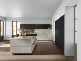 Chiuso dal vano a giorno rubik, il lungo pensile con apertura  a vasistas si contraddistingue per l'anta in vetro opaco scuro a effetto cannettato, dall’elegante tridimensionalità.
Glass 2.0 di Arredo3  ha colonne in vetro opaco nero e basi  in Laminam pietra di Savoia perla, come il top (per la zona cottura Fenix hpl nero). Boiserie in impiallacciato travi rovere pergamena. Prezzo da rivenditore. www.arredo3.it Chiuso dal vano a giorno rubik, il lungo pensile con apertura  a vasistas si contraddistingue per l'anta in vetro opaco scuro a effetto cannettato, dall’elegante tridimensionalità.
Glass 2.0 di Arredo3  ha colonne in vetro opaco nero e basi  in Laminam pietra di Savoia perla, come il top (per la zona cottura Fenix hpl nero). Boiserie in impiallacciato travi rovere pergamena. Prezzo da rivenditore. www.arredo3.it