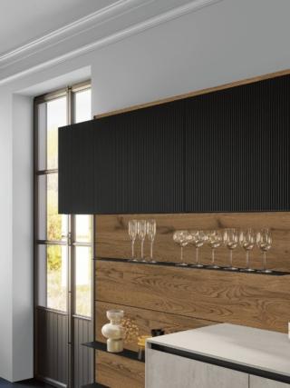 Chiuso dal vano a giorno rubik, il lungo pensile con apertura  a vasistas si contraddistingue per l'anta in vetro opaco scuro a effetto cannettato, dall’elegante tridimensionalità.
Glass 2.0 di Arredo3  ha colonne in vetro opaco nero e basi  in Laminam pietra di Savoia perla, come il top (per la zona cottura Fenix hpl nero). Boiserie in impiallacciato travi rovere pergamena. Prezzo da rivenditore. www.arredo3.it Chiuso dal vano a giorno rubik, il lungo pensile con apertura  a vasistas si contraddistingue per l'anta in vetro opaco scuro a effetto cannettato, dall’elegante tridimensionalità.
Glass 2.0 di Arredo3  ha colonne in vetro opaco nero e basi  in Laminam pietra di Savoia perla, come il top (per la zona cottura Fenix hpl nero). Boiserie in impiallacciato travi rovere pergamena. Prezzo da rivenditore. www.arredo3.it