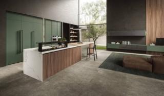 Mix equilibrato di finiture, in cui le ante rigoletto in noce americano sono esaltate dal top e dai fianchi dell'isola  in gres statuario silk. Alle spalle, colonne in laccato boscoLAB 13 di Aran Cucine si distingue per l'anta Rigoletto Noce Americano, il piano snack E-Wood Natural e l'accessorio sopra top  in alluminio nero. Un modulo base da 60 cm con anta Rigoletto, prezzo a partire da 810 euro + IVA. www.arancucine.it Mix equilibrato di finiture, in cui le ante rigoletto in noce americano sono esaltate dal top e dai fianchi dell'isola  in gres statuario silk. Alle spalle, colonne in laccato boscoLAB 13 di Aran Cucine si distingue per l'anta Rigoletto Noce Americano, il piano snack E-Wood Natural e l'accessorio sopra top  in alluminio nero. Un modulo base da 60 cm con anta Rigoletto, prezzo a partire da 810 euro + IVA. www.arancucine.it