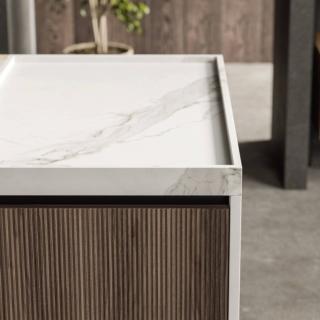 Mix equilibrato di finiture, in cui le ante rigoletto in noce americano sono esaltate dal top e dai fianchi dell'isola  in gres statuario silk. Alle spalle, colonne in laccato boscoLAB 13 di Aran Cucine si distingue per l'anta Rigoletto Noce Americano, il piano snack E-Wood Natural e l'accessorio sopra top  in alluminio nero. Un modulo base da 60 cm con anta Rigoletto, prezzo a partire da 810 euro + IVA. www.arancucine.it Mix equilibrato di finiture, in cui le ante rigoletto in noce americano sono esaltate dal top e dai fianchi dell'isola  in gres statuario silk. Alle spalle, colonne in laccato boscoLAB 13 di Aran Cucine si distingue per l'anta Rigoletto Noce Americano, il piano snack E-Wood Natural e l'accessorio sopra top  in alluminio nero. Un modulo base da 60 cm con anta Rigoletto, prezzo a partire da 810 euro + IVA. www.arancucine.it