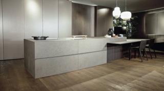 Fly Gres/Blade di Modulnova ha basi, top e fianchi in gres Moon Grey; il piano sospeso e il basamento con lavorazione Groove sono in Rovere caffè. Prezzo da rivenditore. www.modulnova.it Fly Gres/Blade di Modulnova ha basi, top e fianchi in gres Moon Grey; il piano sospeso e il basamento con lavorazione Groove sono in Rovere caffè. Prezzo da rivenditore. www.modulnova.it