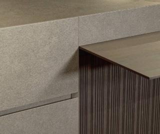 Fly Gres/Blade di Modulnova ha basi, top e fianchi in gres Moon Grey; il piano sospeso e il basamento con lavorazione Groove sono in Rovere caffè. Prezzo da rivenditore. www.modulnova.it Fly Gres/Blade di Modulnova ha basi, top e fianchi in gres Moon Grey; il piano sospeso e il basamento con lavorazione Groove sono in Rovere caffè. Prezzo da rivenditore. www.modulnova.it