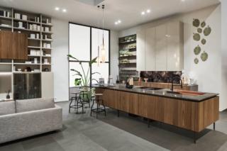 Ante cannettate ad alto spessore, realizzate con il pantografo, sono interessanti abbinate al piano di lavoro in marmo venato marrone, con striature colorate che virano sull'arancione.Loft 2.2 di Arrex Le Cucine è dotata di schienale  Alu-Dekor (alluminio e resina) con motivi jungle. Un modulo base da 60 cm in legno effetto cannettato, prezzo 452 euro + IVA. www.arrex.it Ante cannettate ad alto spessore, realizzate con il pantografo, sono interessanti abbinate al piano di lavoro in marmo venato marrone, con striature colorate che virano sull'arancione.Loft 2.2 di Arrex Le Cucine è dotata di schienale  Alu-Dekor (alluminio e resina) con motivi jungle. Un modulo base da 60 cm in legno effetto cannettato, prezzo 452 euro + IVA. www.arrex.it