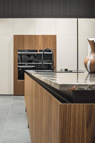 Ante cannettate ad alto spessore, realizzate con il pantografo, sono interessanti abbinate al piano di lavoro in marmo venato marrone, con striature colorate che virano sull'arancione.Loft 2.2 di Arrex Le Cucine è dotata di schienale  Alu-Dekor (alluminio e resina) con motivi jungle. Una base da 60 cm,  con anta in noce canaletto effetto cannettato, costa 537 euro + Iva. www.arrex.it Ante cannettate ad alto spessore, realizzate con il pantografo, sono interessanti abbinate al piano di lavoro in marmo venato marrone, con striature colorate che virano sull'arancione.Loft 2.2 di Arrex Le Cucine è dotata di schienale  Alu-Dekor (alluminio e resina) con motivi jungle. Una base da 60 cm,  con anta in noce canaletto effetto cannettato, costa 537 euro + Iva. www.arrex.it