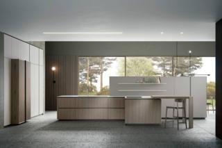 Ante con motivo Canneté disegnano l'ampia isola che integra tutte le funzioni operative della cucina, dal lavaggio alla cottura, tutte mimetizzate da un'estetica essenzialeFa parte della collezione Eclettica di Scandola Mobili l'isola con ante in Rovere modello Canneté in finitura Sand e top in Pietra Ellen Grey. Prezzo di una base a un'anta da 60 cm a partire da 684 euro + Iva. www.scandolamobili.it Ante con motivo Canneté disegnano l'ampia isola che integra tutte le funzioni operative della cucina, dal lavaggio alla cottura, tutte mimetizzate da un'estetica essenzialeFa parte della collezione Eclettica di Scandola Mobili l'isola con ante in Rovere modello Canneté in finitura Sand e top in Pietra Ellen Grey. Prezzo di una base a un'anta da 60 cm a partire da 684 euro + Iva. www.scandolamobili.it