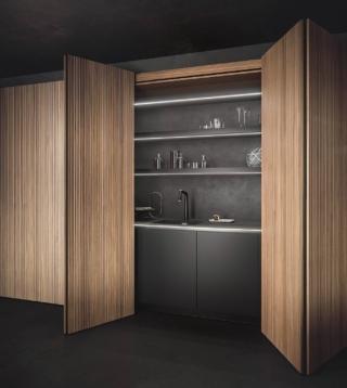 La cucina Link di Snaidero prevede ante rientranti a scomparsa a tutta altezza che celano il blocco operativo con pannelli in laccato nero puro Super Matt. Prezzo di una base con anta battente in nobilitato, misure L 60 x P 56 x H 78 cm, su richiesta. www.snaidero.com La cucina Link di Snaidero prevede ante rientranti a scomparsa a tutta altezza che celano il blocco operativo con pannelli in laccato nero puro Super Matt. Prezzo di una base con anta battente in nobilitato, misure L 60 x P 56 x H 78 cm, su richiesta. www.snaidero.com