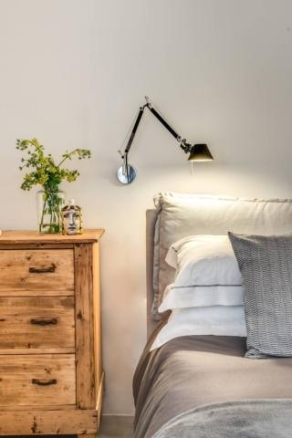 dettaglio camera letto comodino legno naturale rustico