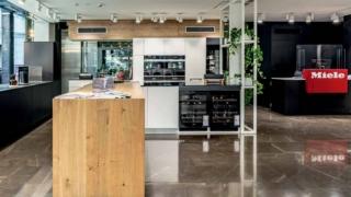 In occasione del Fuorisalone 2023, Miele prosegue il suo percorso sul tema della sostenibilità con una nuova installazione interattiva intitolata ‘’Just Use Eco’’ con l'obiettivo di coinvolgere ed informare il pubblico sul proprio impatto idrico ed energetico. I visitatori sono chiamati a rispondere ad alcune semplici domande sulle loro tendenze di consumo, soprattutto legate all’utilizzo degli elettrodomestici, per verificare quale sia il proprio impatto ambientale ed individuare soluzioni più ecosostenibili. www.miele.it
Fuorisalone, zona Brera, Miele Experience Center, Corso Garibaldi 99, Milano. In occasione del Fuorisalone 2023, Miele prosegue il suo percorso sul tema della sostenibilità con una nuova installazione interattiva intitolata ‘’Just Use Eco’’ con l'obiettivo di coinvolgere ed informare il pubblico sul proprio impatto idrico ed energetico. I visitatori sono chiamati a rispondere ad alcune semplici domande sulle loro tendenze di consumo, soprattutto legate all’utilizzo degli elettrodomestici, per verificare quale sia il proprio impatto ambientale ed individuare soluzioni più ecosostenibili. www.miele.it
Fuorisalone, zona Brera, Miele Experience Center, Corso Garibaldi 99, Milano.