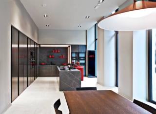 Presso lo showroom di Porta Nuova, Aeg e Elmar presentano "Unexpected Garden", un giardino urbano che accoglie i visitatori con un temporary juice bar & specialty coffee corner di giorno, mentre alla sera si trasforma in un pop up restaurant con alcuni progetti culinari rivolti al futuro. Il giardino urbano è realizzato grazie all’allestimento di Clinica Botanica, vivaio sostenibile a filiera corta che promuove unicamente piante e fiori recuperati e autoctoni, e della set designer Michela Croci che durante le giornate del Fuorisalone accoglie il pubblico con installazioni botaniche ed elementi materici tra giochi di equilibri, luci e riflessi. Il momento di relax e condivisione diventa anche un’esperienza di gusto con centrifughe a base di insalate baby-leaf a cura di Planet Farms, azienda italiana leader nel settore del vertical farming, e una selezione di specialty coffee delle migliori torrefazioni italiane. www.aeg.it
Fuorisalone, zona Brera, Showroom Elmar e Aeg, via Galileo Galilei 12, Milano. Presso lo showroom di Porta Nuova, Aeg e Elmar presentano "Unexpected Garden", un giardino urbano che accoglie i visitatori con un temporary juice bar & specialty coffee corner di giorno, mentre alla sera si trasforma in un pop up restaurant con alcuni progetti culinari rivolti al futuro. Il giardino urbano è realizzato grazie all’allestimento di Clinica Botanica, vivaio sostenibile a filiera corta che promuove unicamente piante e fiori recuperati e autoctoni, e della set designer Michela Croci che durante le giornate del Fuorisalone accoglie il pubblico con installazioni botaniche ed elementi materici tra giochi di equilibri, luci e riflessi. Il momento di relax e condivisione diventa anche un’esperienza di gusto con centrifughe a base di insalate baby-leaf a cura di Planet Farms, azienda italiana leader nel settore del vertical farming, e una selezione di specialty coffee delle migliori torrefazioni italiane. www.aeg.it
Fuorisalone, zona Brera, Showroom Elmar e Aeg, via Galileo Galilei 12, Milano.