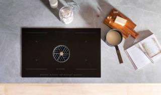 Bertazzoni in occasione della Design Week 2023 invita a scoprire la propria realtà e i nuovi prodotti presso gli showroom dei propri partner e presso l'esclusiva location di Maison Milano.
In particolare è in esposizione il nuovo piano a induzione P804ICH2M37NT con cappa integrata, disegnato in collaborazione con Valerio Cometti Studio. Questo piano a induzione, ideale per le installazioni a isola grazie al motore sottopiano, ha 4 zone di cottura, ciascuna con 9 livelli di potenza a cui si aggiunge la funzione “booster”, ed è dotato di tecnologia multi-zone che permette di combinare più zone cottura in un'unica zona più grande con la stessa potenza impostata. La cappa integrata, con 10 selezioni di velocità e controllo automatico dell’aspirazione sicuro al 100% contro le fuoriuscite di liquidi, ha una potenza di 640 mc/h e consente di eliminare odori e fumi risultando estremamente silenziosa anche alla massima potenza. Una volta accesa, può regolare automaticamente la velocità in base alla potenza utilizzata durante la cottura grazie alla funzione “Automatic Operation”. www.bertazzoni.com
Fuorisalone, Binova, via Durini 17, Milano, Scic Cucine, via Durini, 19 Milano, Aster, via Larga 4, Milano, Raw&Co, c.so Magenta 10 Milano, c/o Marie Claire Maison, via San Primo 4, Milano. Bertazzoni in occasione della Design Week 2023 invita a scoprire la propria realtà e i nuovi prodotti presso gli showroom dei propri partner e presso l'esclusiva location di Maison Milano.
In particolare è in esposizione il nuovo piano a induzione P804ICH2M37NT con cappa integrata, disegnato in collaborazione con Valerio Cometti Studio. Questo piano a induzione, ideale per le installazioni a isola grazie al motore sottopiano, ha 4 zone di cottura, ciascuna con 9 livelli di potenza a cui si aggiunge la funzione “booster”, ed è dotato di tecnologia multi-zone che permette di combinare più zone cottura in un'unica zona più grande con la stessa potenza impostata. La cappa integrata, con 10 selezioni di velocità e controllo automatico dell’aspirazione sicuro al 100% contro le fuoriuscite di liquidi, ha una potenza di 640 mc/h e consente di eliminare odori e fumi risultando estremamente silenziosa anche alla massima potenza. Una volta accesa, può regolare automaticamente la velocità in base alla potenza utilizzata durante la cottura grazie alla funzione “Automatic Operation”. www.bertazzoni.com
Fuorisalone, Binova, via Durini 17, Milano, Scic Cucine, via Durini, 19 Milano, Aster, via Larga 4, Milano, Raw&Co, c.so Magenta 10 Milano, c/o Marie Claire Maison, via San Primo 4, Milano.