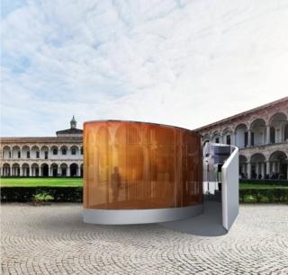 L’installazione artistica "Synesthetic Swirl” realizzata dallo Studio francese Odile Decq che Whirlpool espone, riflette la filosofia del marchio legata al concetto di well-being: un benessere reso possibile dall’utilizzo dei suoi elettrodomestici intelligenti che consentono di risparmiare tempo e fatica in casa, così da avere più momenti da dedicare a sé stessi e al proprio benessere. Alla base di tutti c’è la Tecnologia 6° SENSO sviluppata da Whirlpool, che rende appunto gli elettrodomestici intuitivi e intelligenti, in grado di imparare dalle esigenze di chi li utilizza. Realizzato in metallo e vetro, il Synesthetic Swirl rappresenta un viaggio sensoriale in due momenti e spazi interconnessi, un percorso tra superfici curve a specchio dove a mano a mano che cammina, il visitatore vede il suo riflesso che si contorce e si moltiplica. I piani cottura a induzione CleanProtect di Whirlpool, esposti come elementi di forte impatto visivo, animeranno il percorso introduttivo: la superficie curva in acciaio inox a specchio applica la stessa curiosa alterazione all'immagine del corpo e al riflesso dei piani cottura. Il visitatore sarà quindi immerso in un'atmosfera che combina simultaneamente e in maniera casuale suoni rilassanti, luci di intensità differenti e colori in cambiamento. www.whirlpool.it
Fuorisalone, Università degli Studi di Milano Ca’ Granda, Mostra-Evento “Design Re-Evolution”, via Festa del Perdono 7, Milano. L’installazione artistica "Synesthetic Swirl” realizzata dallo Studio francese Odile Decq che Whirlpool espone, riflette la filosofia del marchio legata al concetto di well-being: un benessere reso possibile dall’utilizzo dei suoi elettrodomestici intelligenti che consentono di risparmiare tempo e fatica in casa, così da avere più momenti da dedicare a sé stessi e al proprio benessere. Alla base di tutti c’è la Tecnologia 6° SENSO sviluppata da Whirlpool, che rende appunto gli elettrodomestici intuitivi e intelligenti, in grado di imparare dalle esigenze di chi li utilizza. Realizzato in metallo e vetro, il Synesthetic Swirl rappresenta un viaggio sensoriale in due momenti e spazi interconnessi, un percorso tra superfici curve a specchio dove a mano a mano che cammina, il visitatore vede il suo riflesso che si contorce e si moltiplica. I piani cottura a induzione CleanProtect di Whirlpool, esposti come elementi di forte impatto visivo, animeranno il percorso introduttivo: la superficie curva in acciaio inox a specchio applica la stessa curiosa alterazione all'immagine del corpo e al riflesso dei piani cottura. Il visitatore sarà quindi immerso in un'atmosfera che combina simultaneamente e in maniera casuale suoni rilassanti, luci di intensità differenti e colori in cambiamento. www.whirlpool.it
Fuorisalone, Università degli Studi di Milano Ca’ Granda, Mostra-Evento “Design Re-Evolution”, via Festa del Perdono 7, Milano.